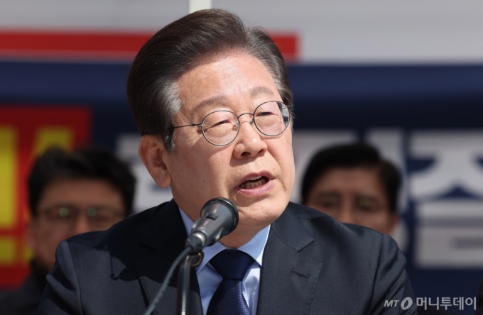 [서울=뉴시스] 추상철 기자 = 이재명 더불어민주당 대표가 31일 오전 서울 종로구 광화문 앞 더불어민주당 천막당사에서 열린 최고위원회의에서 발언하고 있다. 2025.03.31. scchoo@newsis.com /사진=추상철