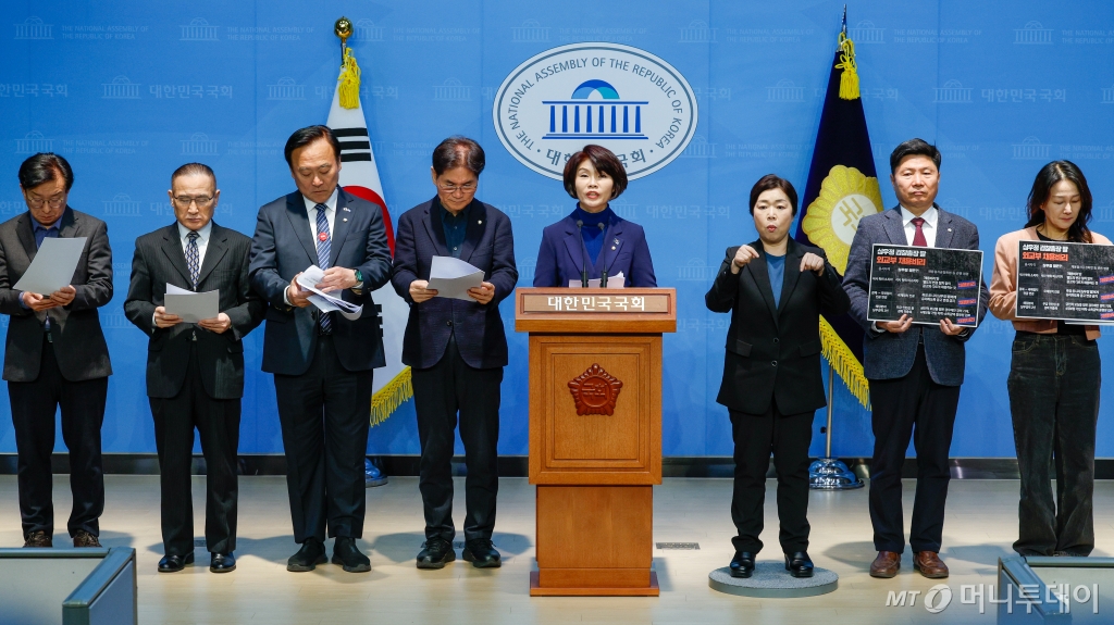 (서울=뉴스1) 안은나 기자 = 국회 외교통일위원회 소속 한정애 더불어민주당 의원 등이 31일 서울 여의도 국회 소통관에서 심우정 검찰총장 자녀 특혜 채용 의혹 관련 외교부의 자료 제출과 공수처 수사 등을 촉구하며 기자회견을 하고 있다. 왼쪽부터 권칠승, 위성락, 이재강, 이용선, 한정애, 홍기원, 이재정 의원. 2025.3.31/뉴스1 Copyright © 뉴스1. All rights reserved. 무단 전재 및 재배포, AI학습 이용 금지. /사진=(서울=뉴스1) 안은나 기자