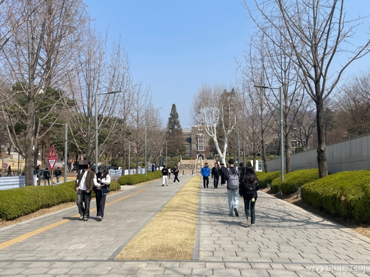 1일 오전 서울 서대문구 연세대학교 신촌캠퍼스에 학생들이 오가고 있다. /사진= 이지현 기자.