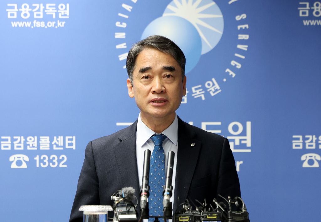 함용일 금융감독원 자본시장·회계담당 부원장이 1일 오전 서울 영등포구 금융감독원에서 홈플러스 검사 및 조사, 유상증자 등 자본시장 현안 관련 브리핑을 하고 있다. /사진=뉴시스 /사진=이영환