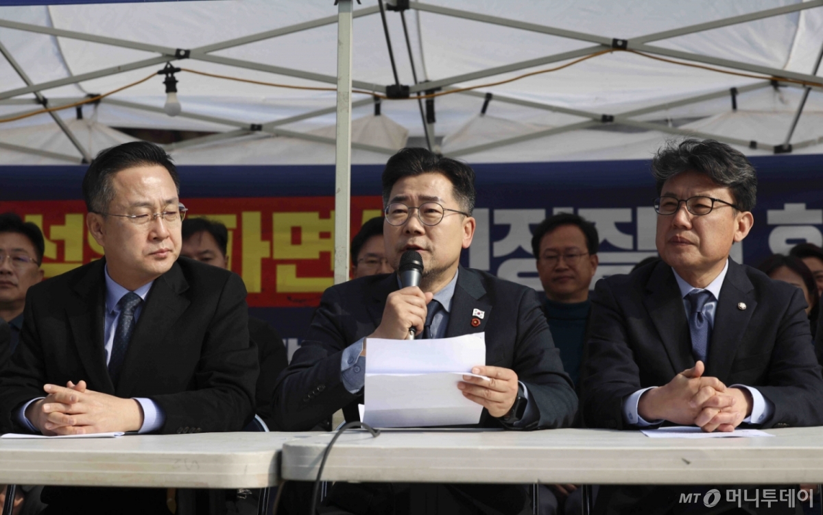 [서울=뉴시스] 김근수 기자 = 박찬대 더불어민주당 원내대표가 1일 서울 종로구 광화문에 마련된 천막당사에서 원내대책회의를 주재하고 있다. 2025.04.01. ks@newsis.com /사진=김근수