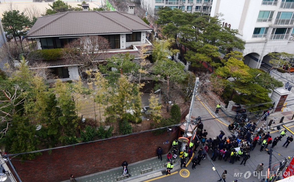 헌법재판소가 박근혜 전 대통령에 대한 파면을 결정한지 사흘째인 12일 오전 서울 강남구 삼성동 박 전 대통령 자택 앞에서 취재진이 대기하고 있다.2017.03.12. /사진=사진공동취재단