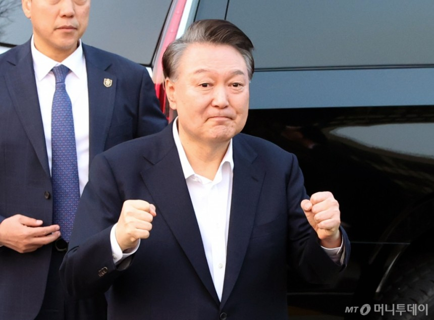 윤석열 대통령이 지난 8일 오후 서울 용산구 한남동 관저 입구에서 지지자들에게 인사하고 있다./ 사진제공=뉴시스