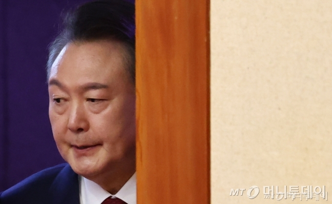 윤석열 대통령이 지난달 13일 서울 종로구 헌법재판소에서 열린 '윤석열 대통령 탄핵심판 8차 변론'에 출석하고 있다./사진=(서울=뉴스1) 사진공동취재단