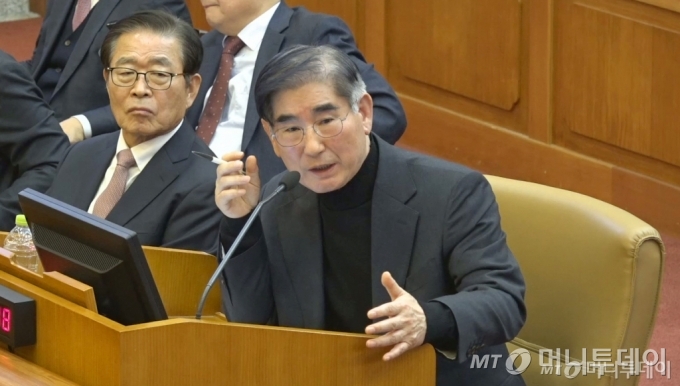 김용현 전 국방부장관이 지난달 23일 서울 종로구 헌법재판소에서 열린 대통령 탄핵심판 4차 변론기일에 증인으로 출석해 질문에 답변하고 있다/사진=헌법재판소 제공,뉴시스