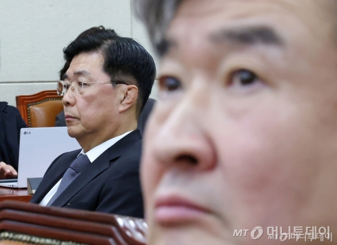 홍장원(왼쪽) 전 국가정보원 1차장이 1 22일 서울 여의도 국회에서 열린 윤석열 정부의 비상계엄 선포를 통한 내란 혐의 진상규명 국정조사 특별위원회 1차 청문회에 출석해 자리하고 있다. 오른쪽은 조태용 국가정보원장. /사진=뉴시스