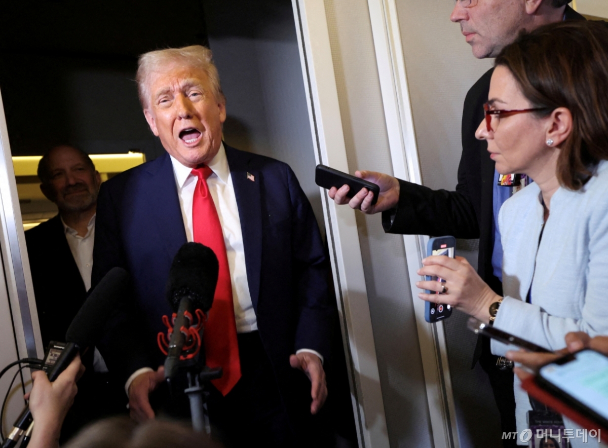 도널드 트럼프 미국 대통령이 지난 30일(현지시간) 버지니아주 프레더릭스버그에서 워싱턴으로 가는 전용기 안에서 취재진에게 이야기하고 있다. / AFP=뉴스1