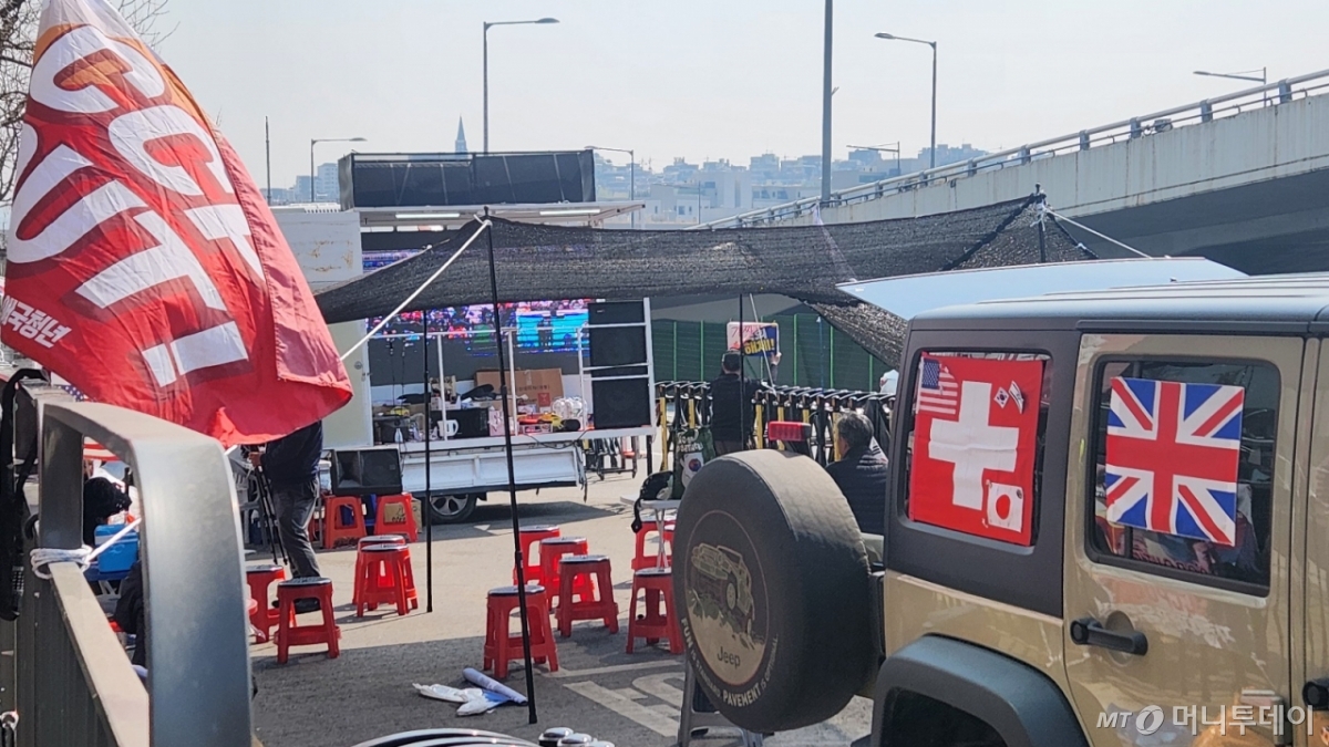 1일 오후 2시쯤 서울 용산구 한남동 윤석열 대통령 관저 앞에서 진행된 탄핵 반대 집회는 한산한 모습이었다. /사진=김미루 기자.