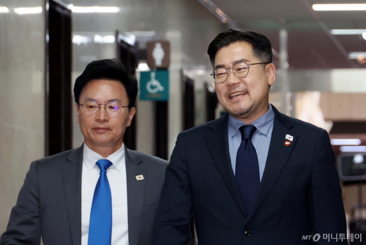 윤석열 대통령의 탄핵심판 선고일이 지정된 1일 박찬대 더불어민주당 원내대표가 긴급 회의를 위해 서울 여의도 국회 회의실로 들어서고 있다. 2025.04.01. /사진=뉴시스 /사진=고승민