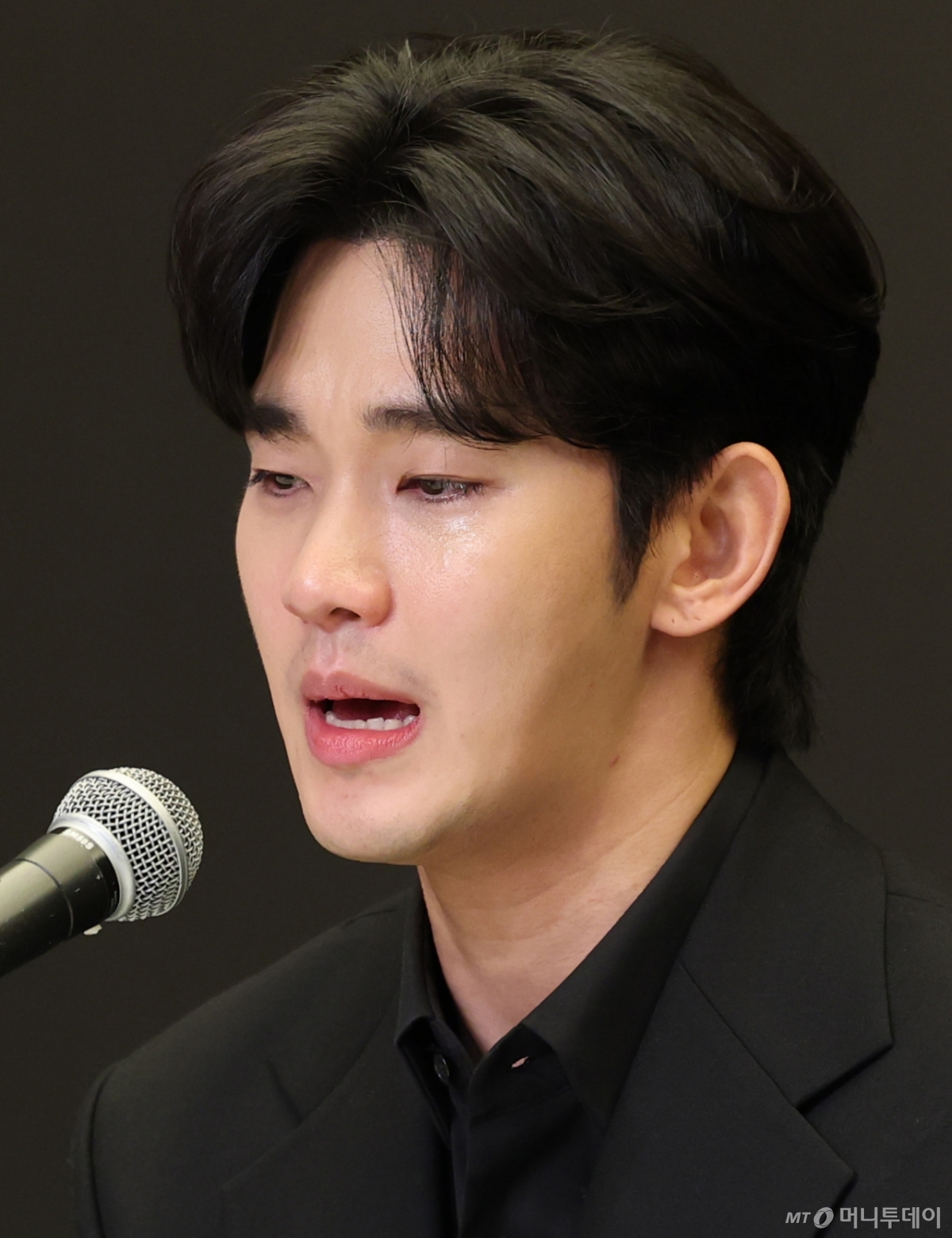 배우 김수현이 31일 오후 서울 마포구 스탠포트호텔에서 긴급 기자회견을 열고 고(故) 김새론이 미성년자일 때부터 교제했다는 의혹을 비롯한 각종 논란에 대해 입장을 밝히고 있다. /사진=뉴스1