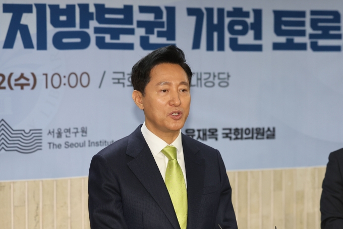 ▲오세훈 서울시장이 3월 12일 오전 서울 여의도 국회 도서관에서 열린 87체재 극복을 위한 지방분권 개헌 토론회에서 취재진 질문에 답하고 있다./사진=뉴시스