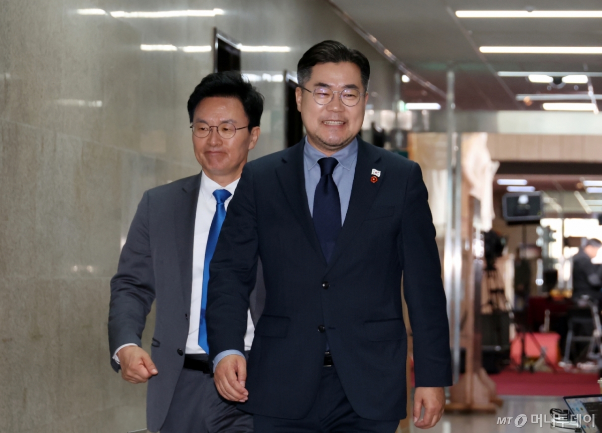 윤석열 대통령의 탄핵심판 선고일이 지정된 1일 박찬대 더불어민주당 원내대표가 긴급 회의를 위해 서울 여의도 국회 회의실로 들어서고 있다. 2025.04.01. /사진=뉴시스 /사진=고승민