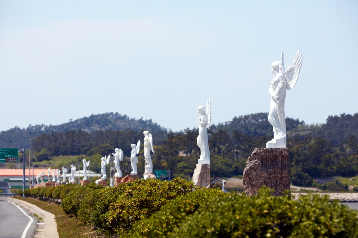 ▲전남 신안군 하의도 ‘천사상 미술관’의 소망의 거리/사진제공=신안군