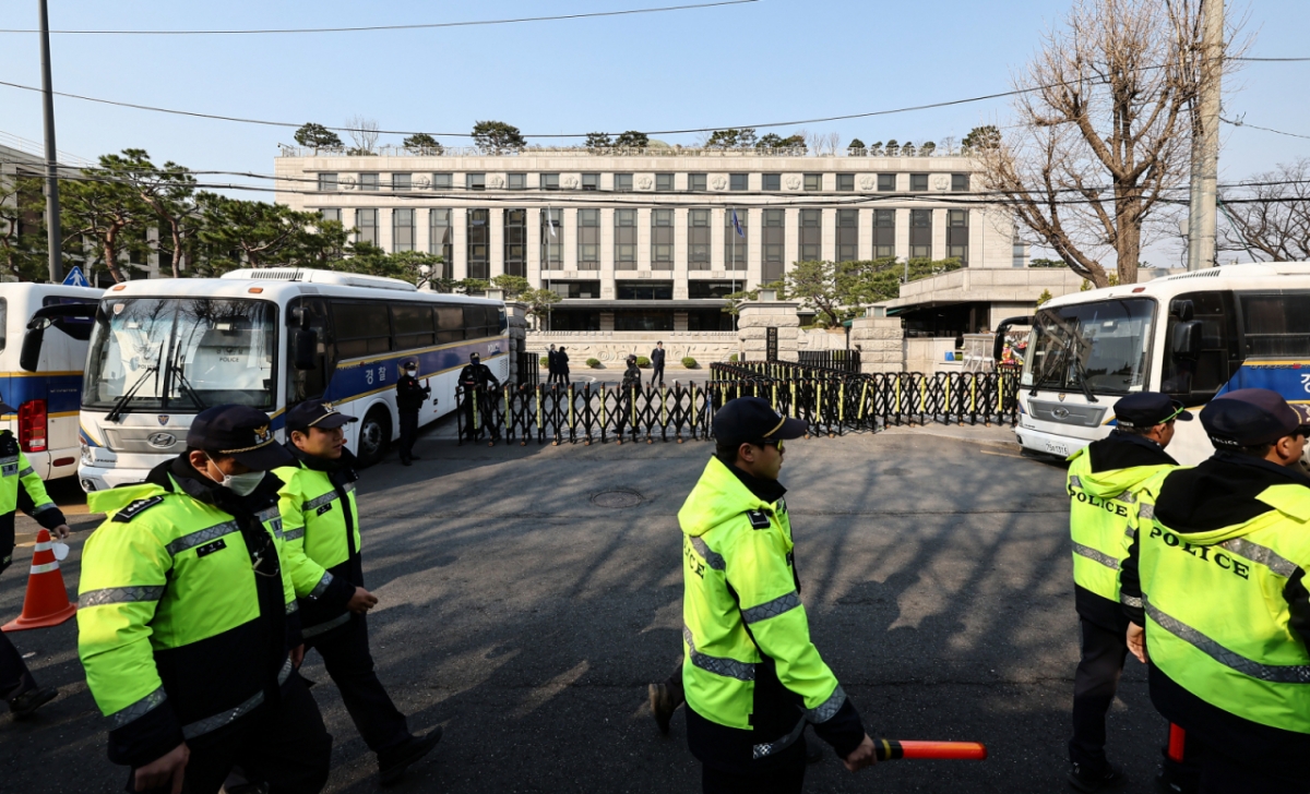 윤석열 대통령 탄핵 심판 선고일을 이틀 앞둔 2일 서울 종로구 헌법재판소 인근에서 경찰 병력들이 이동하고 있다. /사진=뉴스1.