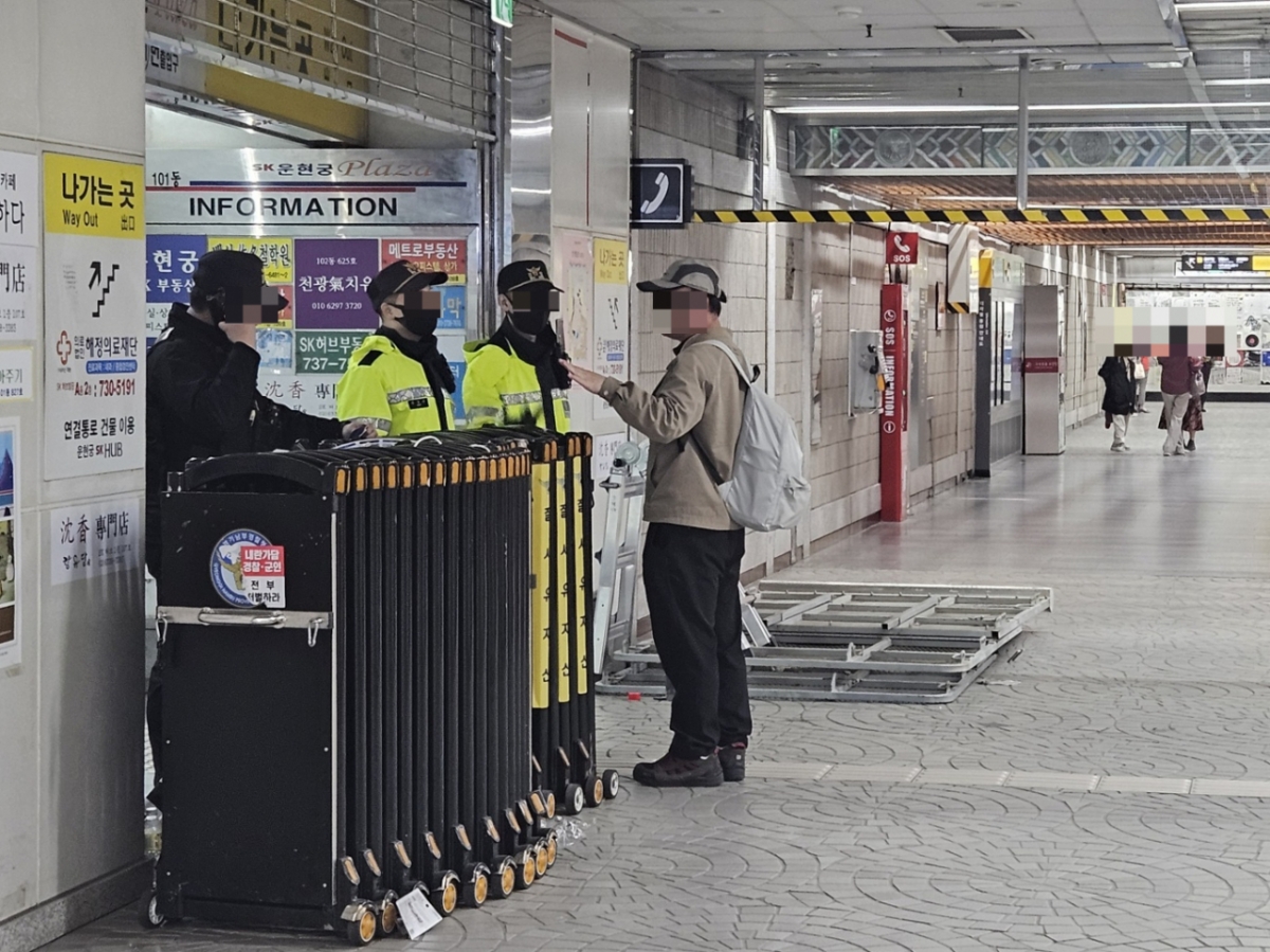 2일 오전 한 시민이 서울 종로구 안국역의 출입구 앞에서 경찰과 대화를 하고 있다./사진=박상혁 기자.