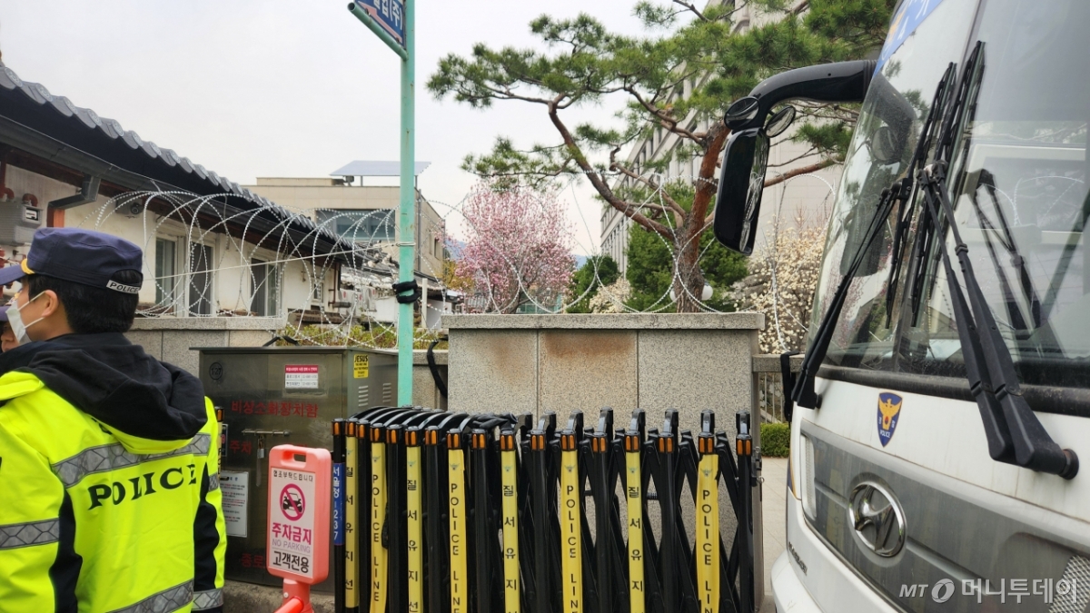 2일 서울 종로구 헌법재판소 주변 경계도 강화되고 있다. 헌재 담장 위로는 철조망이, 길목마다 차벽과 차단막이 설치됐다. /사진=김미루 기자.