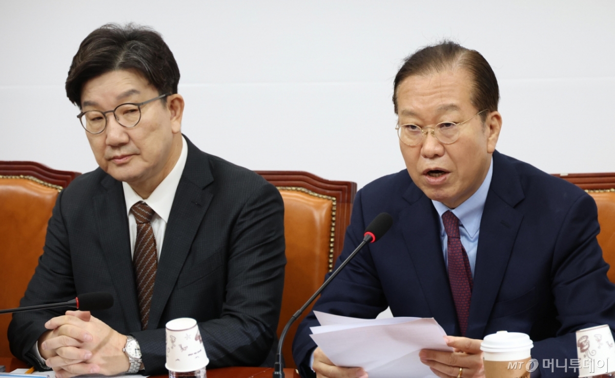 [서울=뉴시스] 조성봉 기자 = 권영세 국민의힘 비상대책위원장이 31일 오전 서울 여의도 국회에서 열린 비상대책위원회의에서 발언을 하고 있다.왼쪽은 권성동 원내대표. 2025.03.31. suncho21@newsis.com /사진=조성봉