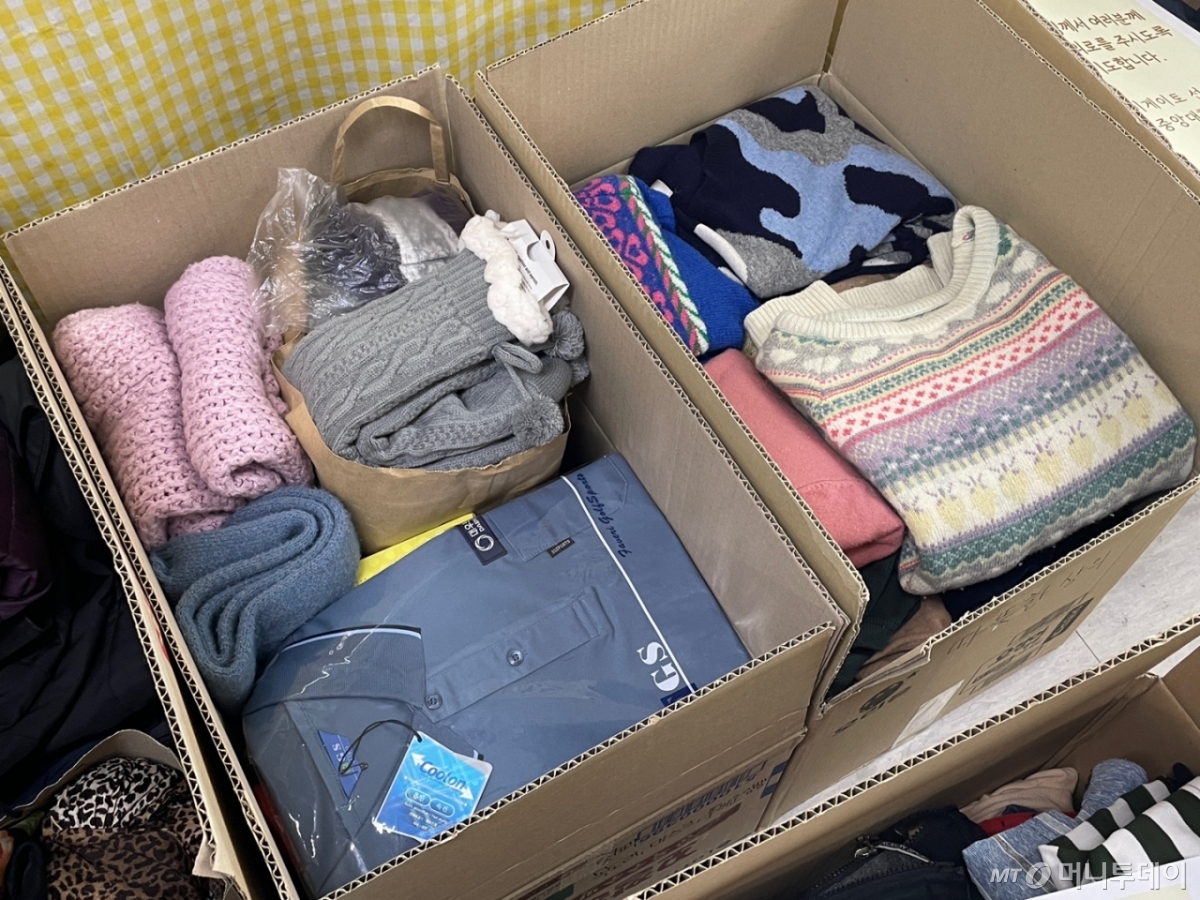 중앙대 동아리 '네비게이토' 학생들이 정리한 상자 안에 니트, 장갑 등 산불 피해지역에 보낼 기부품이 담겨 있다./사진=이현수 기자.