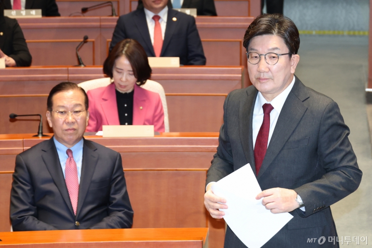 권성동 국민의힘 원내대표가 2일 오전 서울 여의도 국회에서 열린 의원총회에서 발언대로 향하고 있다. 왼쪽은 권영세 비대위원장.  2025.4.2/사진=뉴스1 /사진=(서울=뉴스1) 이광호 기자