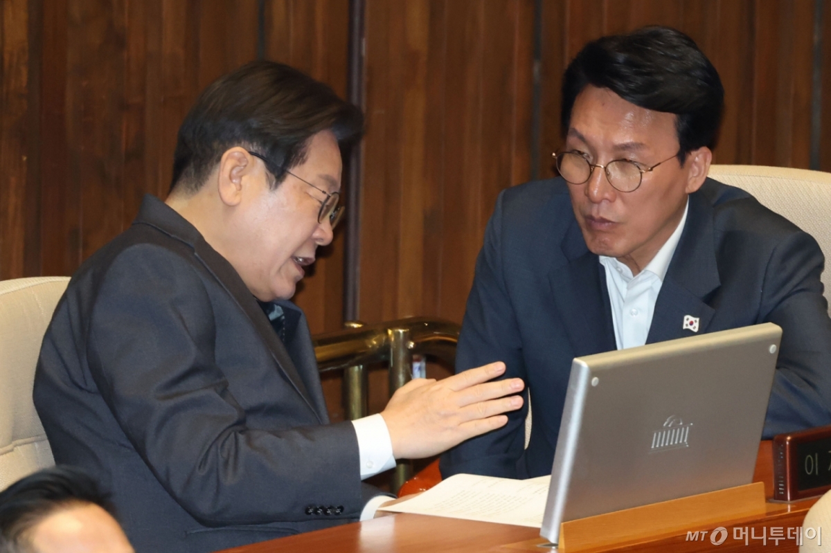 이재명 더불어민주당 대표와 김민석 최고위원이 2일 오후 서울 여의도 국회에서 열린 본회의에서 대화하고 있다. 2025.4.2/사진=뉴스1 /사진=(서울=뉴스1) 이광호 기자