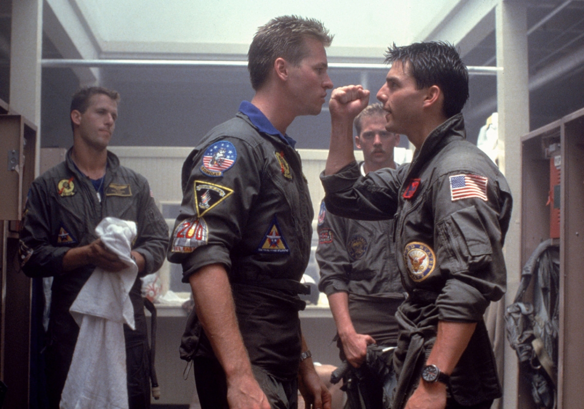 영화 '탑건'(1986) 속 카잔스키 대위(아이스맨) 역을 맡은 배우 발 킬머와 피트 미첼(매버릭) 역을 맡은 톰 크루즈의 모습. /사진=㈜리틀빅픽처스