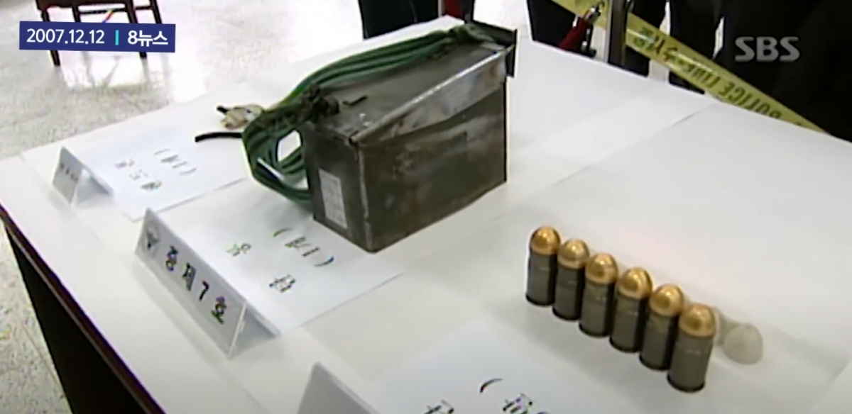 2007년 강화도 해병대 총기 탈취 사건 범인 조영국이 훔친 무기들. /사진=SBS '8뉴스' 방송화면