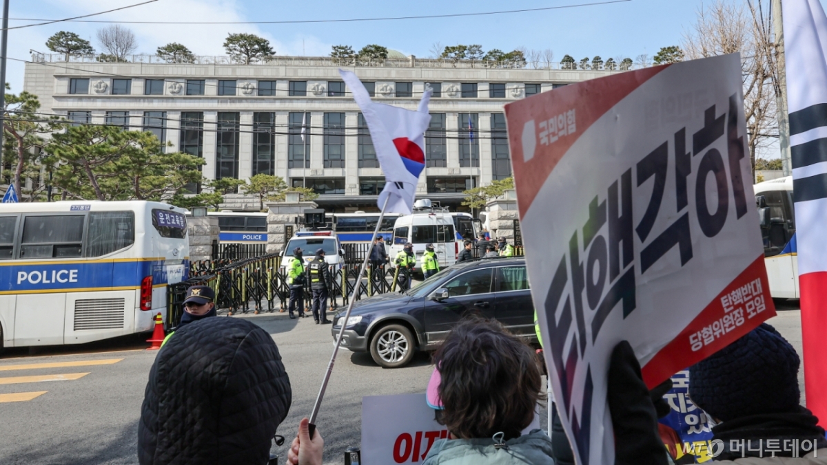 (서울=뉴스1) 김도우 기자 = 윤석열 대통령 탄핵심판 선고를 앞둔 17일 서울 종로구 헌법재판소 앞에서 윤 대통령 지지자들이 탄핵 반대 농성을 이어가고 있다. 2025.3.17/뉴스1  Copyright © 뉴스1. All rights reserved. 무단 전재 및 재배포,  AI학습 이용 금지. /사진=(서울=뉴스1) 김도우 기자