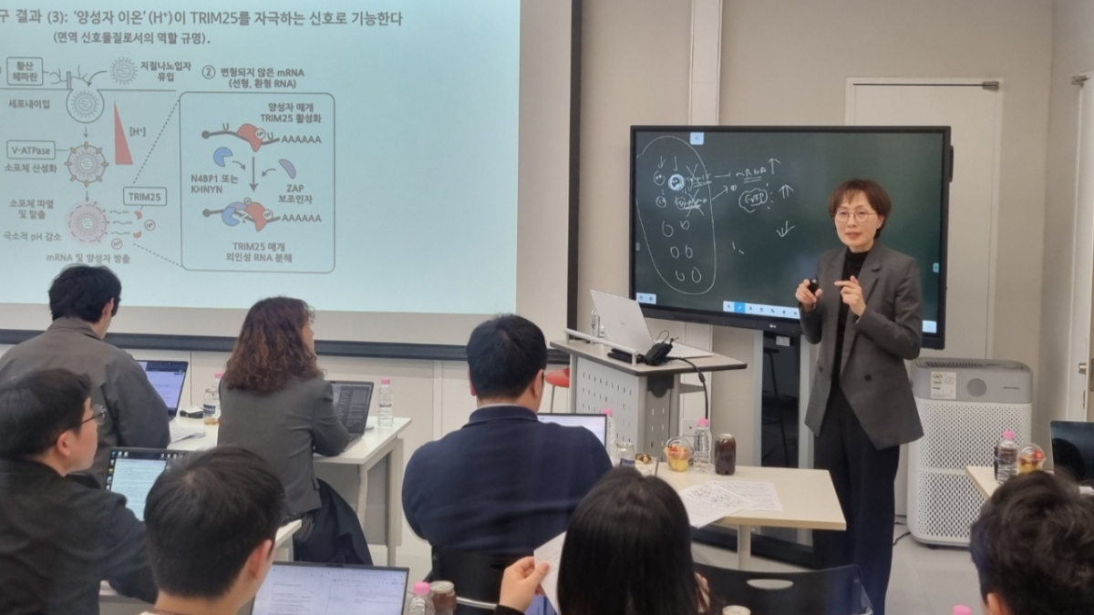 2일 서울대에서 열린 연구성과 브리핑에서 연구 결과를 설명하는 김빛내리 IBS RNA연구단 단장(서울대 생명과학부 석좌교수) /사진=IBS