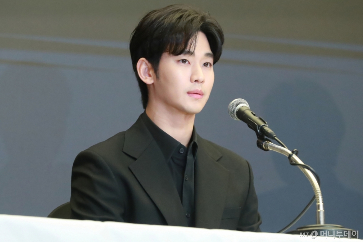 배우 김수현이 지난달 31일 오후 서울 마포구 상암동 스탠포드호텔에서 진행된 기자회견에서 최근 불거진 사생활 논란에 대해 밝히고 있다. /사진=이동훈 photoguy@