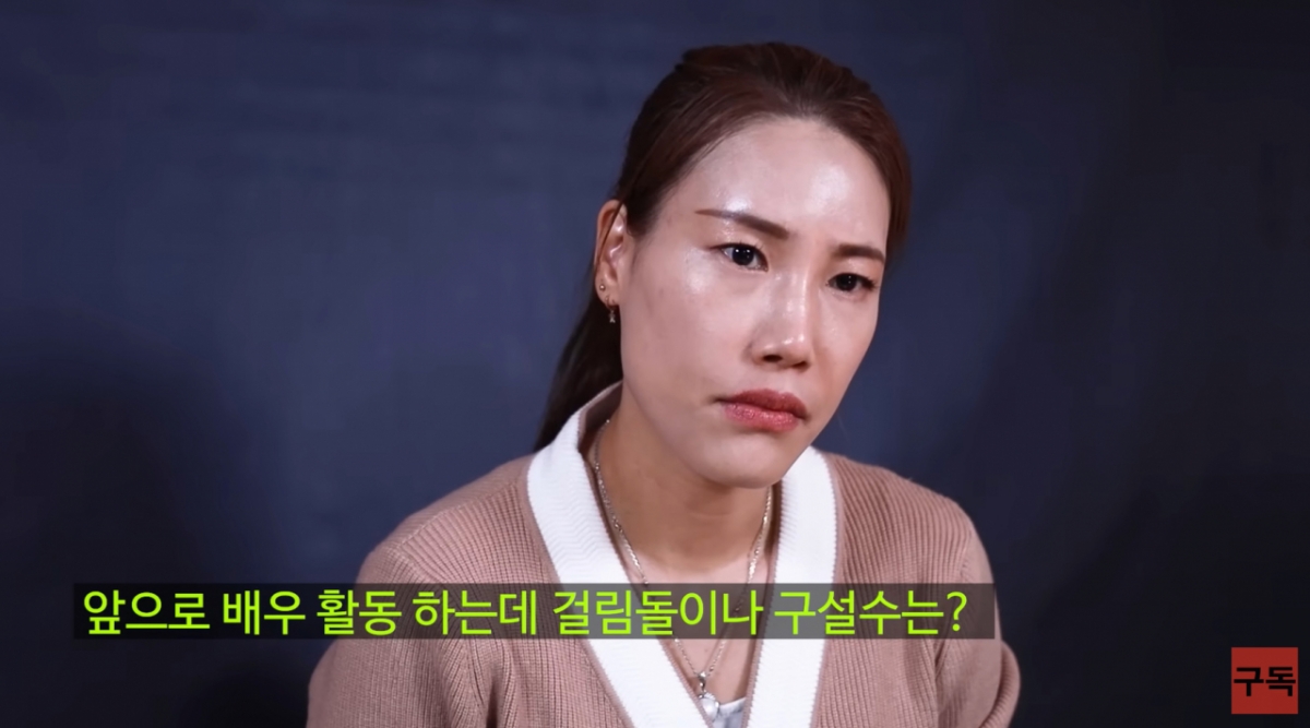무속인이 2021년 11월 30일 공개된 유튜브 채널 '랜선보살' 영상에서 배우 김수현의 생년월일로 사주풀이를 한 것이 재조명되고 있다. /사진=유튜브 채널 '랜선보살' 영상
