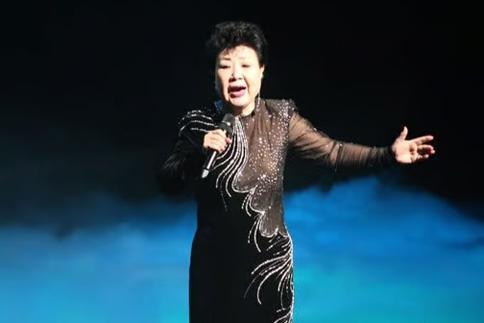 2017년 가수 현미가 경북 안동문화예술의전당 웅부홀에서 열린 '청춘음악극 그 시절 그 노래' 무대에 올라 자신의 대표곡 '밤안개'를 열창하고 있다. /사진=뉴스1 