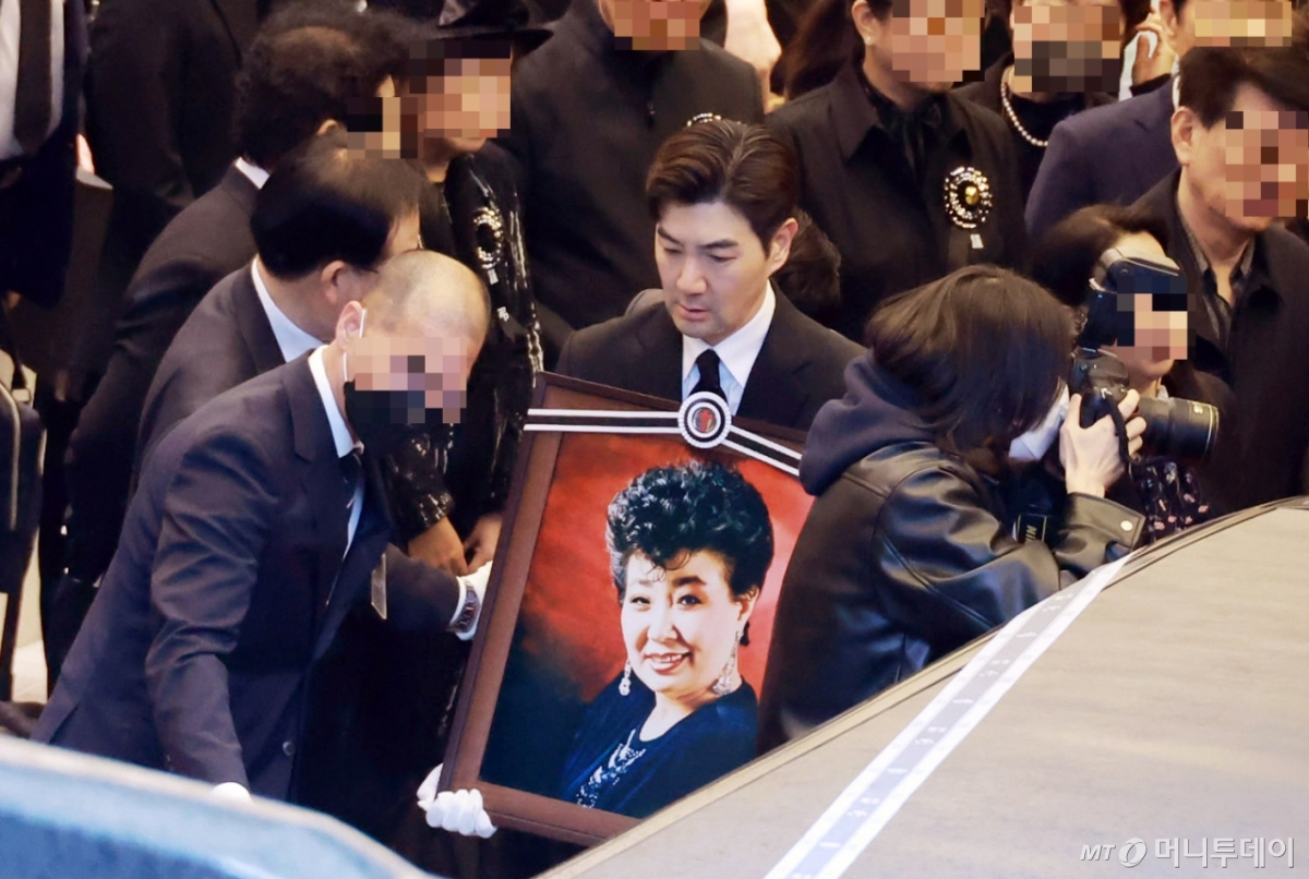 가수 고(故) 현미(본명 김명선)의 조카인 배우 한상진이 2023년 4월 11일 오전 서울 동작구 흑석동 중앙대학교병원 장례식장에서 엄수된 영결식에서 고인의 영정 사진을 들고 이동하고 있다. /사진=머니투데이 DB