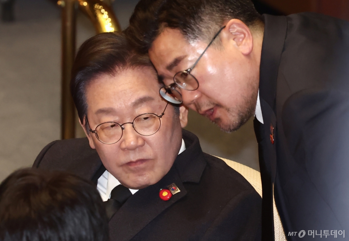 (서울=뉴스1) 김민지 기자 = 이재명 더불어민주당 대표와 박찬대 원내대표가 3일 오후 서울 여의도 국회에서 열린 본회의 긴급현안질문에서 대화하고 있다. 2025.4.3/뉴스1  Copyright © 뉴스1. All rights reserved. 무단 전재 및 재배포,  AI학습 이용 금지. /사진=(서울=뉴스1) 김민지 기자