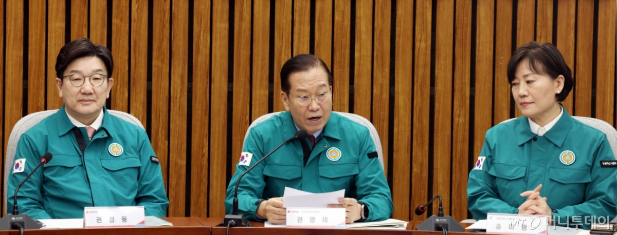 [서울=뉴시스] 조성봉 기자 = 권영세 국민의힘 비상대책위원장이 3일 오전 서울 여의도 국회에서 열린 산불피해 대책마련 당정협의회에서 발언을 하고 있다. 왼쪽부터 권성동 원내대표, 권 비대위원장, 송미령 농림축산식품부 장관. 2025.04.03. suncho21@newsis.com /사진=조성봉