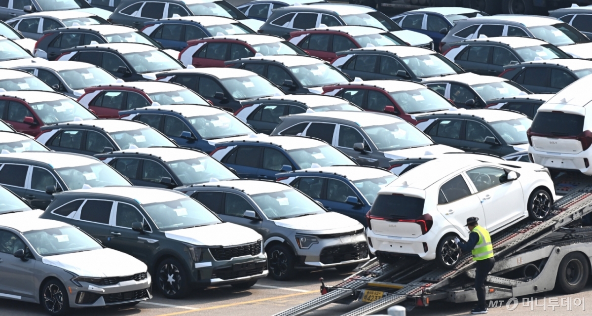 3일 경기도 평택항 자동차 전용부두 앞에 수출용 차량을 실은 카캐리어가 대기하고 있다. 도널드 트럼프 대통령이 미국 이외 지역에서 생산된 자동차 및 자동차 주요 부품에 부과하기로 결정한 25% 관세가 3일(현지시간·한국시간 3일 오후) 정식 발효 됐다. 2025.04.03. /사진=뉴시스