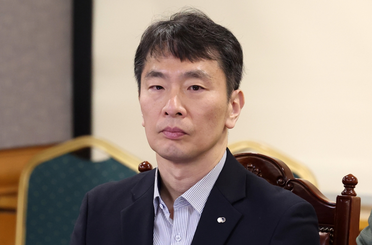 (서울=뉴스1) 김성진 기자 = 이복현 금융감독원장이 3일 오전 서울 중구 은행회관에서 열린 거시경제금융현안간담회에서 최상목 경제부총리 겸 기획재정부 장관의 모두발언을 듣고 있다. 이번 회의는 미국 상호관세 발표에 따른 국제금융시장 동향을 논의한다. 2025.4.3/뉴스1 Copyright © 뉴스1. All rights reserved. 무단 전재 및 재배포, AI학습 이용 금지. /사진=(서울=뉴스1) 김성진 기자