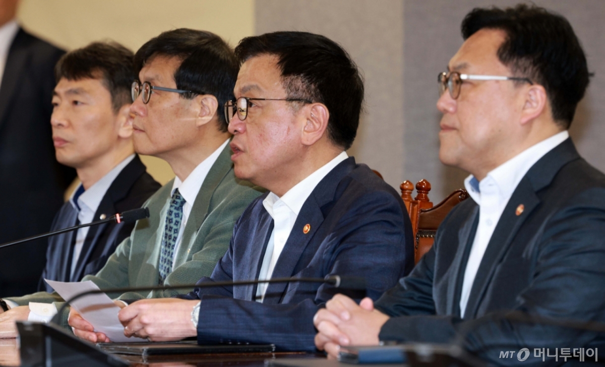 [서울=뉴시스] 고범준 기자 = 최상목 경제부총리 겸 기획재정부 장관이 3일 서울 중구 은행회관에서 열린 '거시경제금융현안간담회'에서 모두발언을 하고 있다. 왼쪽부터 이복현 금융감독원장, 이창용 한국은행 총재, 최상목 경제부총리 겸 기획재정부 장관, 김병환 금융위원장. 2025.04.03. /사진=고범준