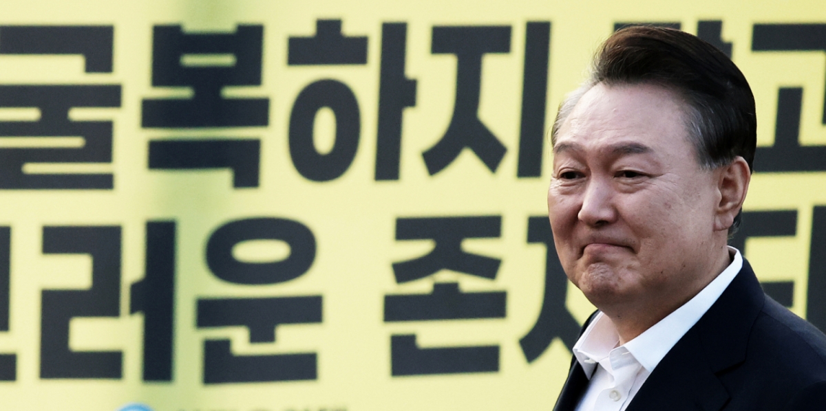 (의왕=뉴스1) 오대일 기자 = 법원의 구속취소 청구 인용으로 석방된 윤석열 대통령이 8일 오후 경기 의왕시 서울구치소에서 풀려나 지지자들에게 인사하고 있다. 윤 대통령은 내란 우두머리 혐의로 지난 1월 26일 구속기소 된 지 41일 만, 1월 15일 체포된 후 52일 만에 자유의 몸이 됐다. 2025.3.8/뉴스1 Copyright © 뉴스1. All rights reserved. 무단 전재 및 재배포, AI학습 이용 금지. /사진=(의왕=뉴스1) 오대일 기자
