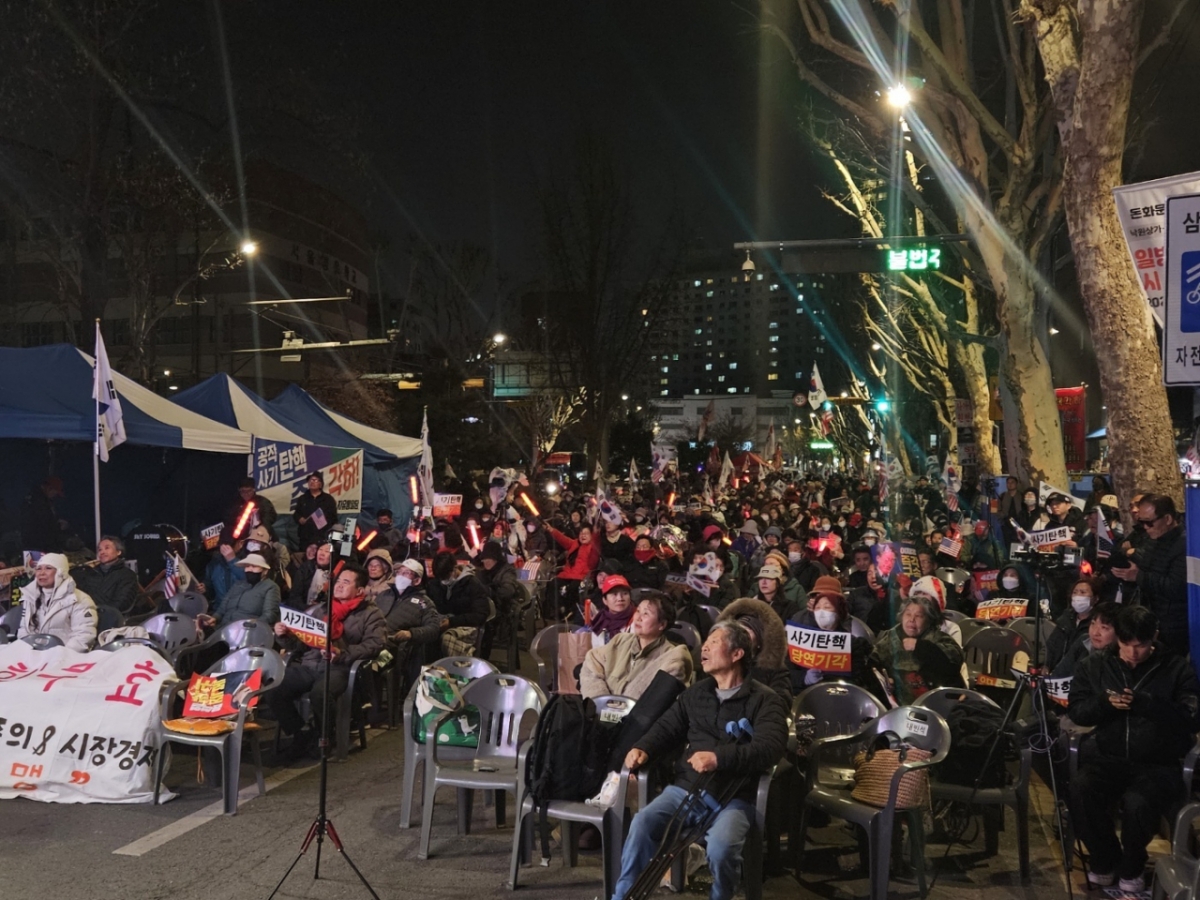 선고 전날인 3일 헌법재판소 인근 안국역 5번출구에서 탄핵 반대 집회가 열리는 모습. /사진=박상혁 기자