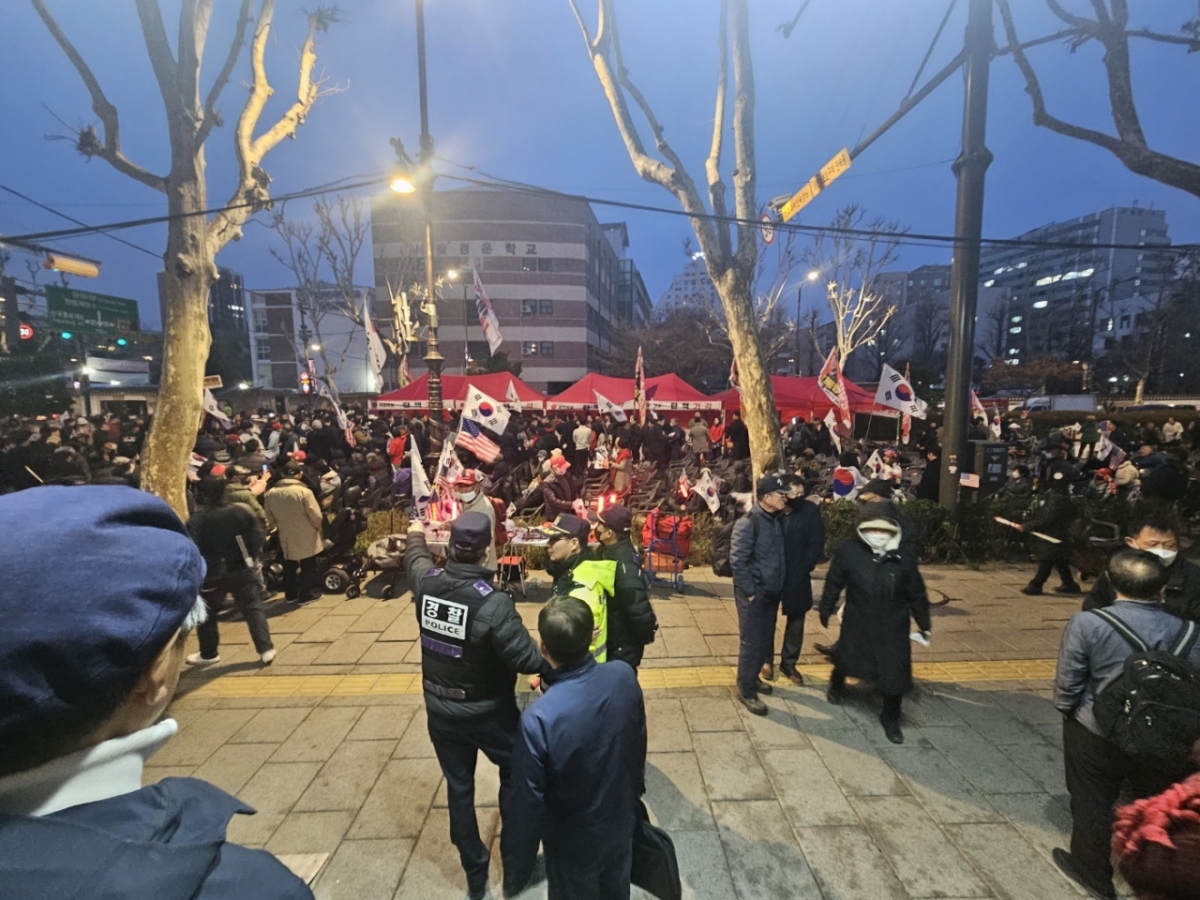 3일 오후 8시쯤 종로구 헌법재판소 인근에서 탄핵 반대 측이 집회를 여는 모습. /사진=박상혁 기자