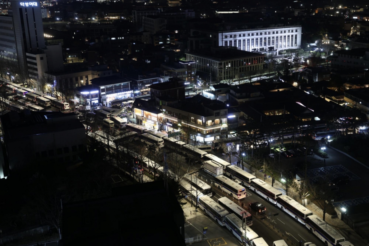  윤석열 대통령 탄핵 심판을 하루 앞둔 3일 밤 서울 종로구 헌법재판소 경내에 조명이 켜져있다. /사진=뉴시스.