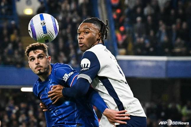 데스티니 우도기(오른쪽)가 페드루 네투와 몸싸움하고 있다. /AFPBBNews=뉴스1