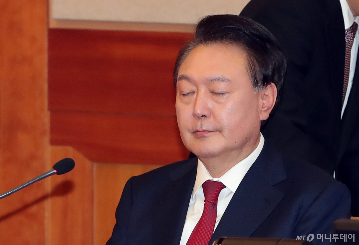 윤석열 대통령이 21일 서울 종로구 재동 헌법재판소에서 열린 탄핵심판 3차 변론에 출석했다.  탄핵심판 관련 현직 대통령이 헌재 심판정에 직접 출석한 것은 이번이 처음으로 헌재는 재판에서 12·3 비상계엄 선포와 관련한 윤 대통령의 입장을 직접 듣고 국회 CCTV 등 채택된 증거를 조사할 예정으로 알려졌다. /사진=임한별(머니S)