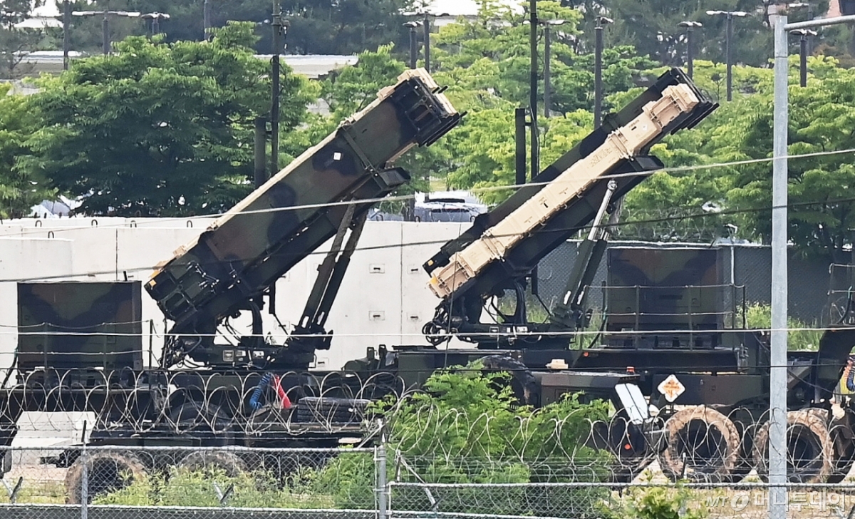 경기 평택 주한미군 주둔지인 캠프험프리스에 지대공 유도 미사일 패트리엇(PAC-3)이 배치돼 있는 모습. 패트리엇은 적의 탄도미사일을 중·저고도에서 요격하는 미사일이다. 경북 성주에 배치된 사드(THAAD·고고도미사일방어체계)와 함께 한반도를 방어하기 위한 주한미군의 양대 요격 체계 가운데 하나다. / 사진=뉴시스