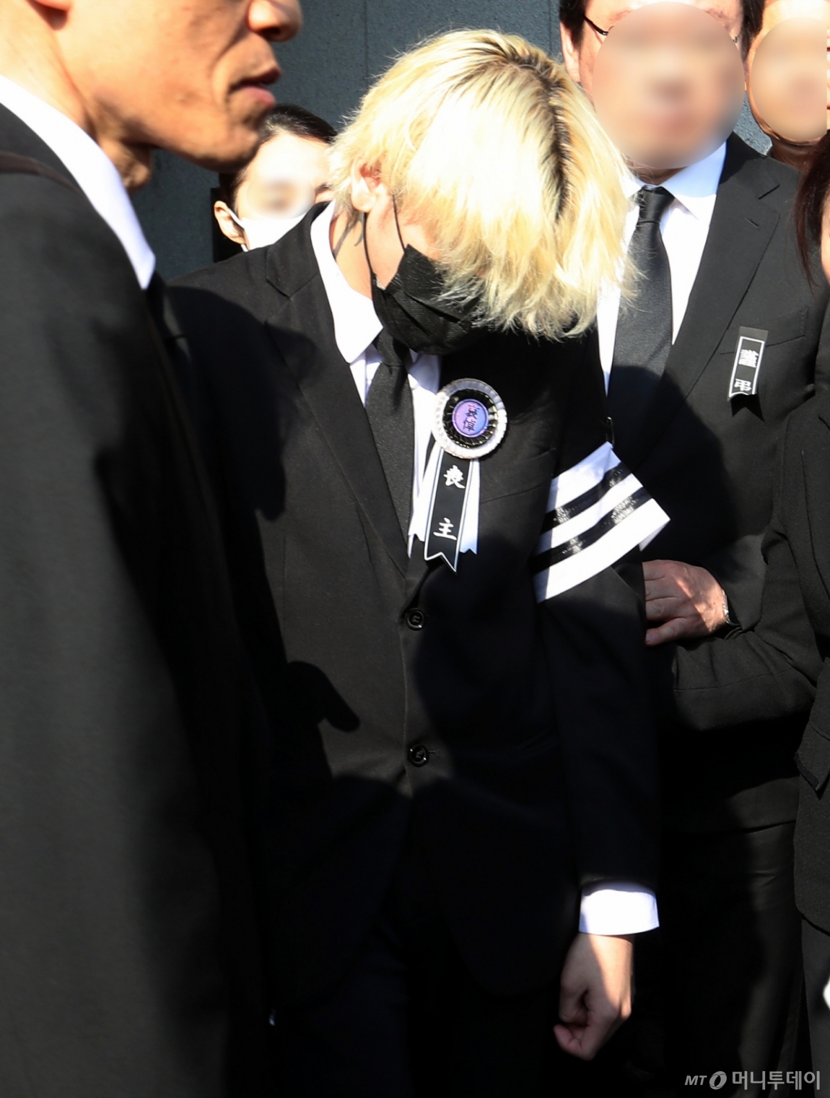 래퍼 노엘(본명 장용준)이 4일 오전 부산 해운대백병원 장례식장에서 엄수된 아버지 고(故) 장제원 전 국민의힘 의원의 발인식에서 슬퍼하고 있다. /사진=뉴스1