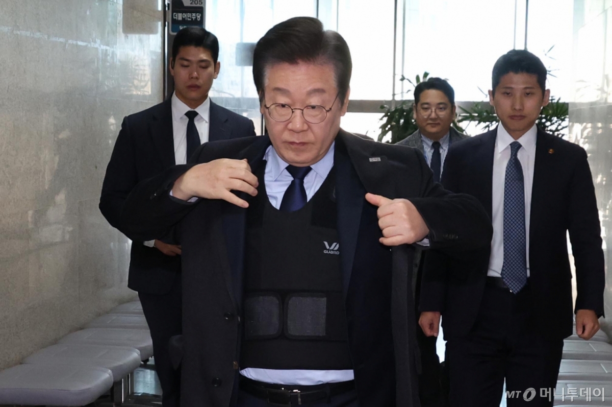 이재명 더불어민주당 대표가 지난 3월31일 오전 서울 여의도 국회에서 방탄복을 입고 광화문 천막당사에서 열리는 최고위원회의에 참석하기 위해 이동하고 있다./ 사진제공=뉴시스