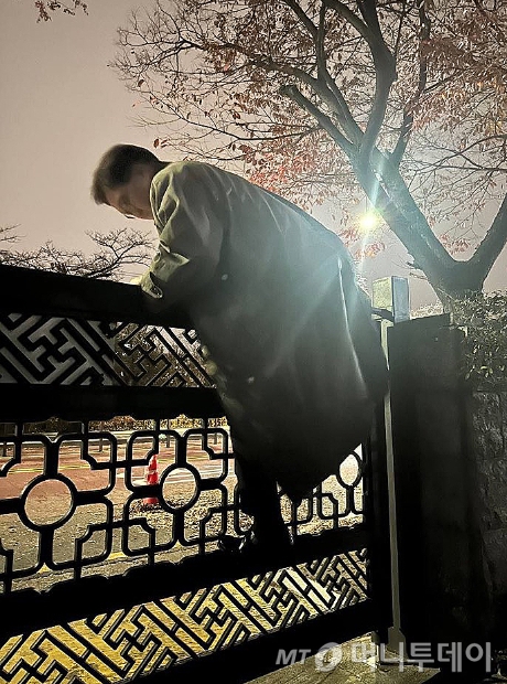 [서울=뉴시스] 조성우 기자 = 윤석열 대통령이 긴급 대국민 담화를 통해 비상계엄령을 발표한 지난 3일 오후 우원식 국회의장이 서울 여의도 국회 담장을 넘고 있다. (사진=국회의장실) 2024.12.04. photo@newsis.com *재판매 및 DB 금지 /사진=