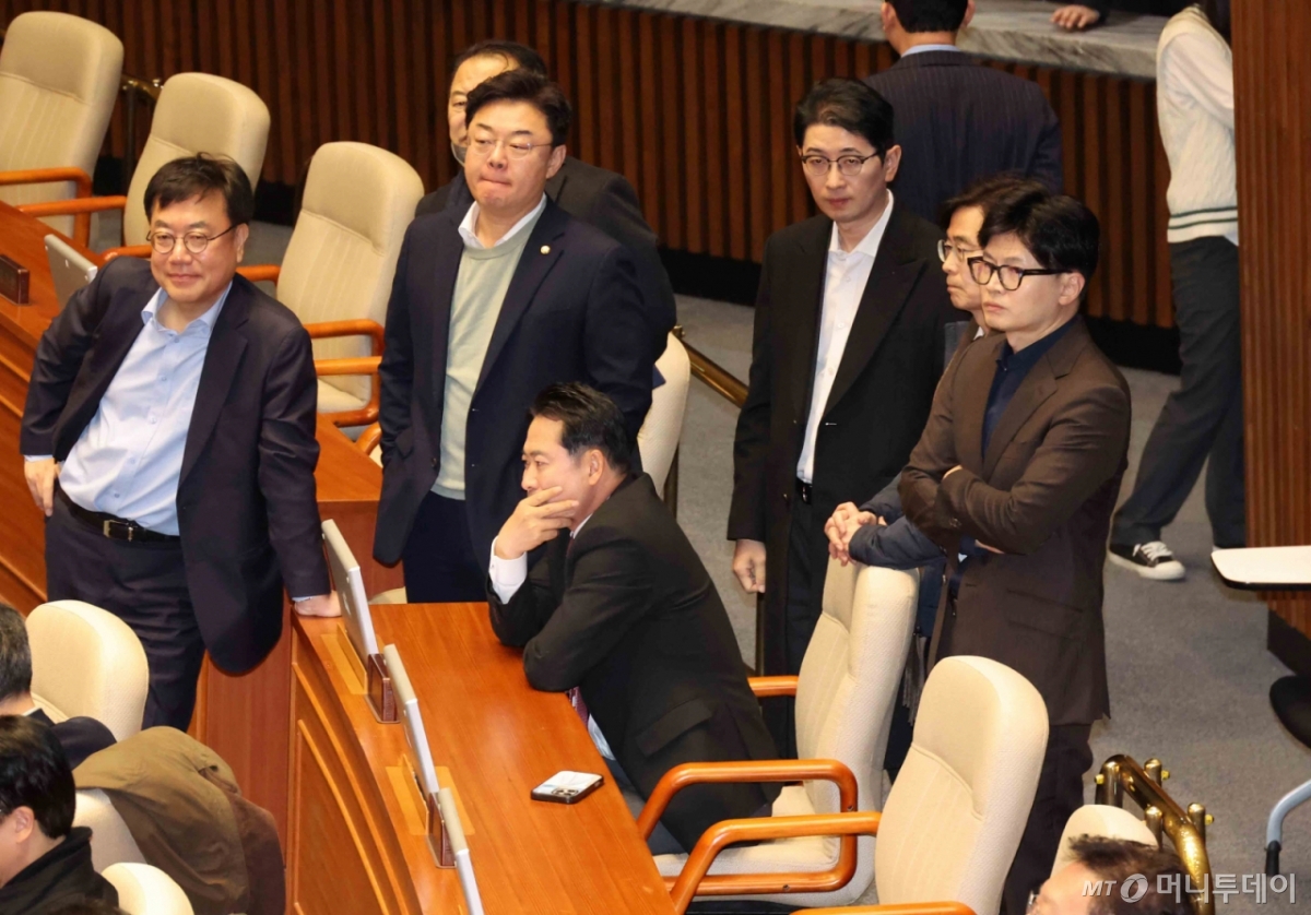 [서울=뉴시스] 조성우 기자 = 윤석열 대통령이 긴급 대국민 담화를 통해 비상계엄령을 발표한 가운데 4일 새벽 서울 여의도 국회에서 열린 본회의에서 한동훈 국민의힘 대표를 비롯한 여당 의원들이 심각한 표정을 짓고 있다. 2024.12.04. xconfind@newsis.com /사진=조성우
