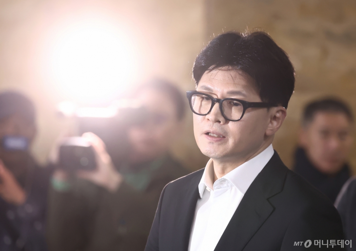 (서울=뉴스1) 김민지 기자 = 윤석열 대통령 탄핵소추안이 국회 본회의를 통과한 14일 한동훈 국민의힘 대표가 서울 여의도 국회에서 열린 의원총회 도중 나와 입장을 밝히고 있다. 2024.12.14/뉴스1  Copyright © 뉴스1. All rights reserved. 무단 전재 및 재배포,  AI학습 이용 금지. /사진=(서울=뉴스1) 김민지 기자