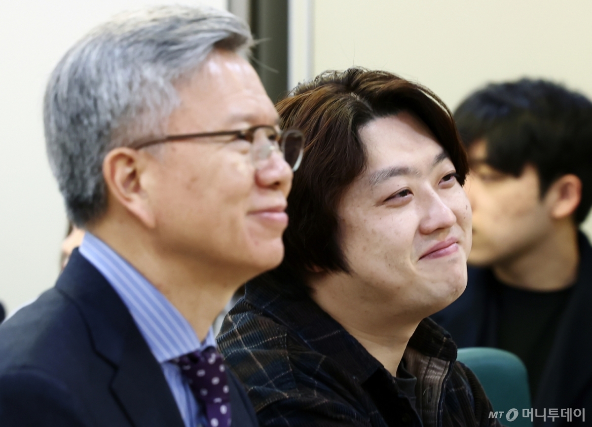 (서울=뉴스1) 김민지 기자 = 김택우 대한의사협회장(왼쪽)과 박단 대한전공의협의회 비상대책위원장이 10일 오전 서울 여의도 국회 의원회관에서 열린 '의료현장 정상화를 위한 정책 토론회'에 참석해 미소를 보이고 있다. 2025.3.10/뉴스1  Copyright © 뉴스1. All rights reserved. 무단 전재 및 재배포,  AI학습 이용 금지. /사진=(서울=뉴스1) 김민지 기자